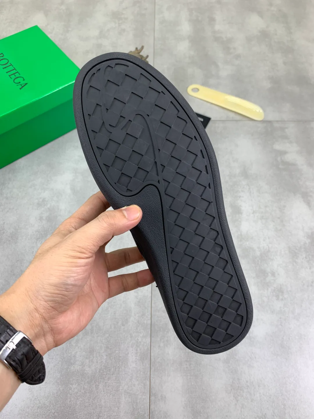 Men's shoes 💰P520 [New model] Water-dyed cow leather 💰High-quality business casual shoes 💎💎💎 BOTTEGA VENETA official website synchronizes the latest top version of BV in the market, accepts material comparison, shoe type comparison, process comparison, practical and textured, versatile and suitable for any occasion, the more you look at it, the more flavorful it becomes. Pure hand-woven craftsmanship - Upper material, hand-woven calfskin imported from Italy 🇮🇹 - High-quality water-dyed cowhide lining - Original private model customized outsole -Size: 39-45 Color: black or brown optional
